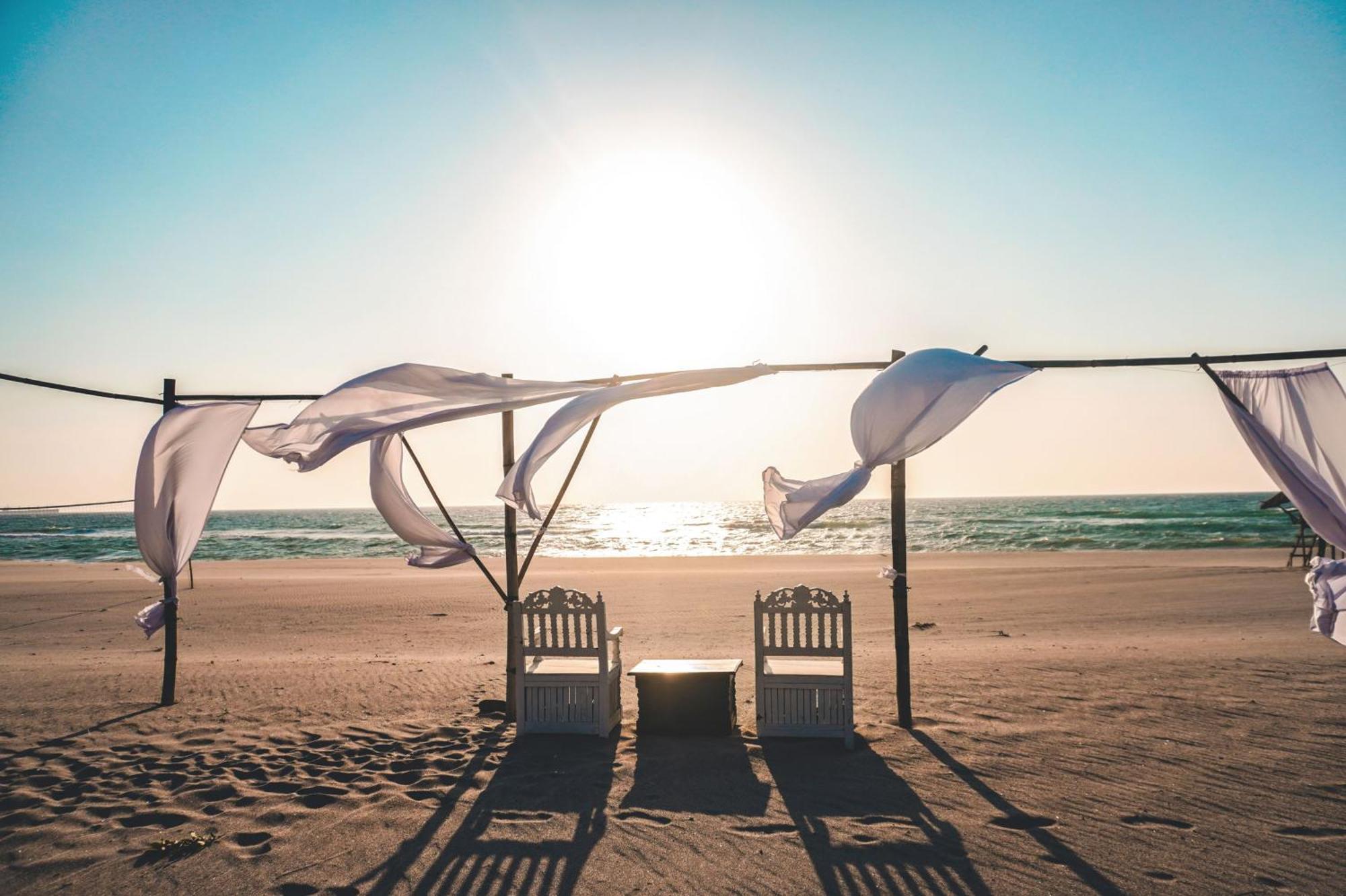 Club Monet Beachfront Resort By Cocotel Cabangan Esterno foto