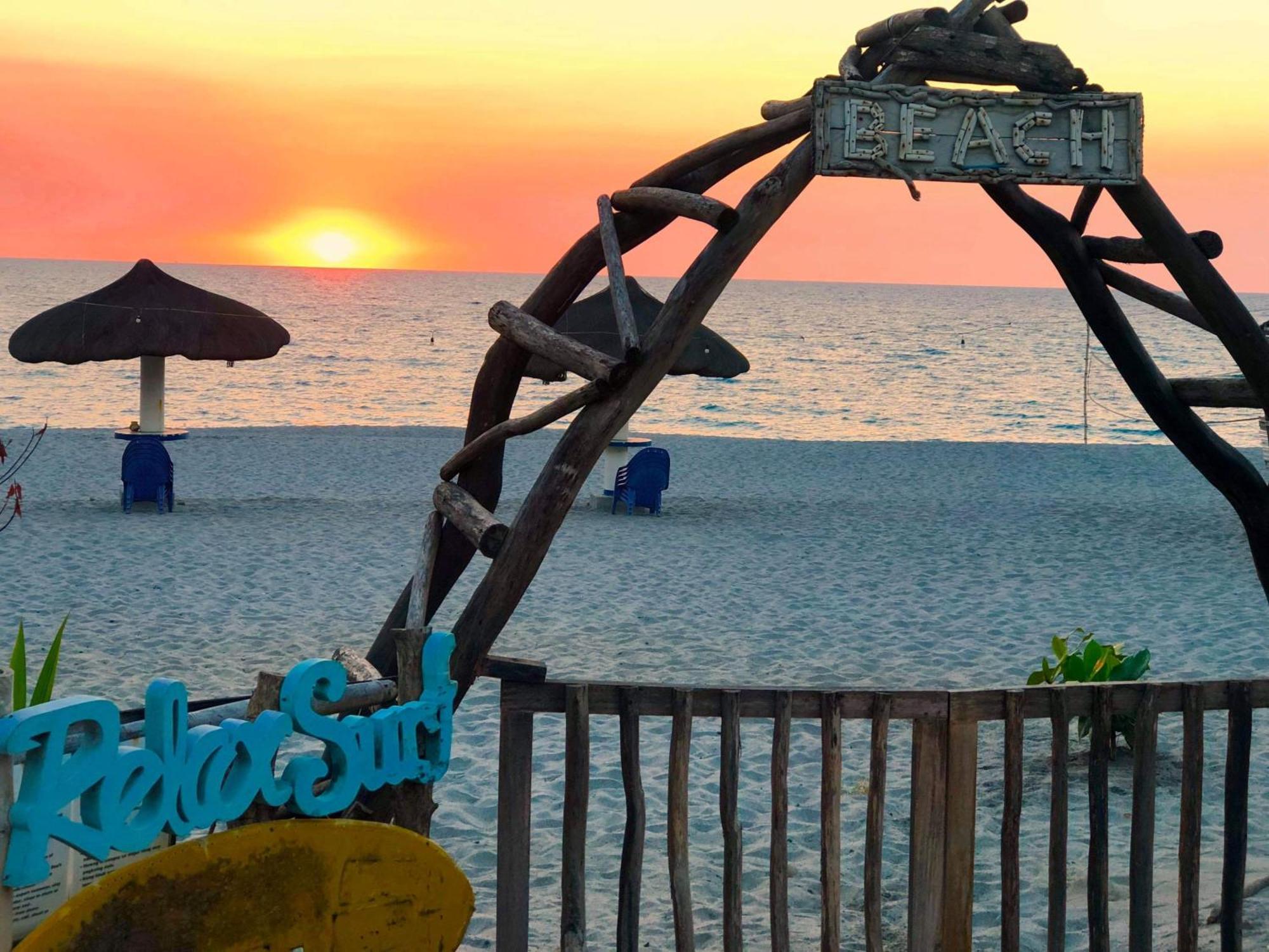 Club Monet Beachfront Resort By Cocotel Cabangan Esterno foto